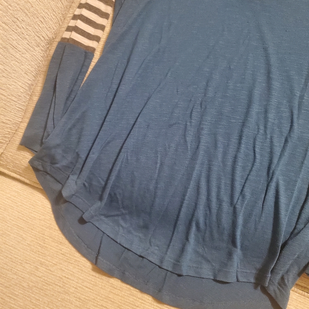 Torrid Blue and Gray V-Neck Top - Picture 4 of 4